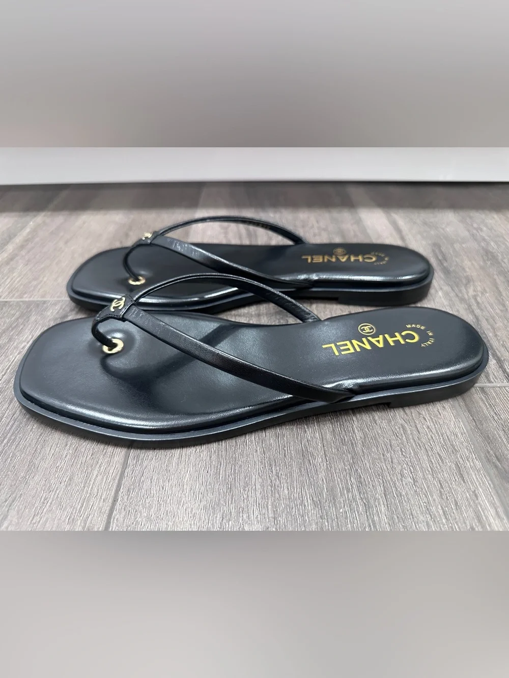 2026 CHANEL Black leather GOLD CC Logo FLIP FLOP Slides Flat Sandals 41.5C BLAZY